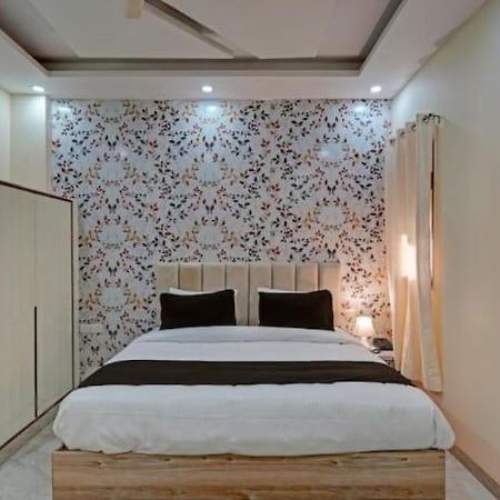 נוידה Shourya Hotel And Banquet מראה חיצוני תמונה