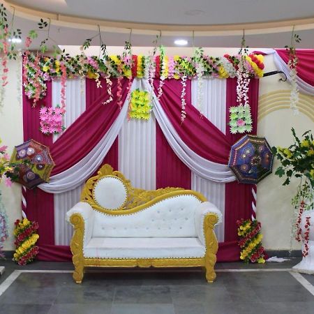 נוידה Shourya Hotel And Banquet מראה חיצוני תמונה