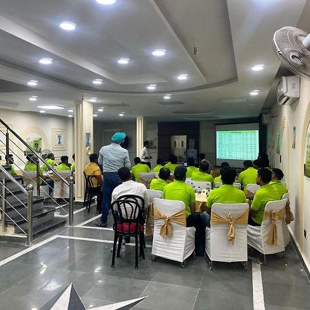 נוידה Shourya Hotel And Banquet מראה חיצוני תמונה