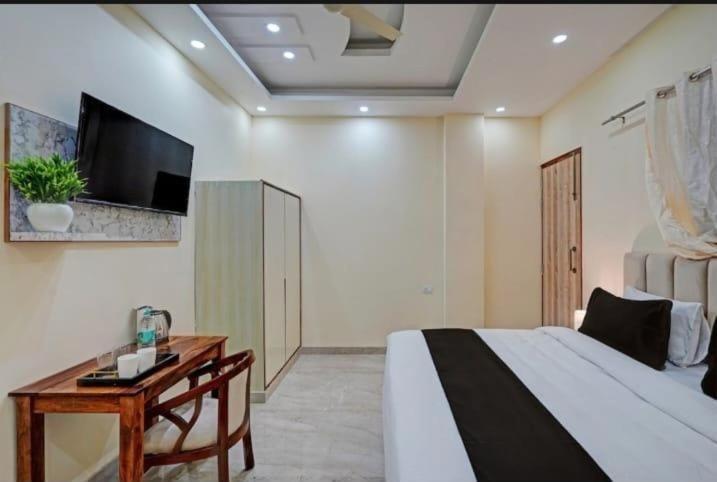 נוידה Shourya Hotel And Banquet מראה חיצוני תמונה