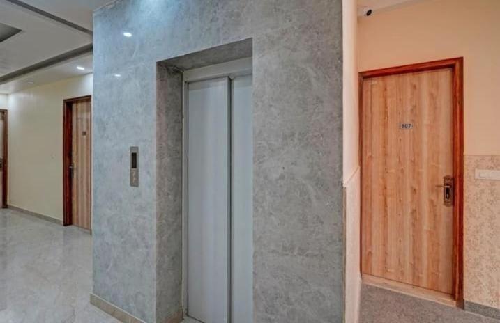 נוידה Shourya Hotel And Banquet מראה חיצוני תמונה