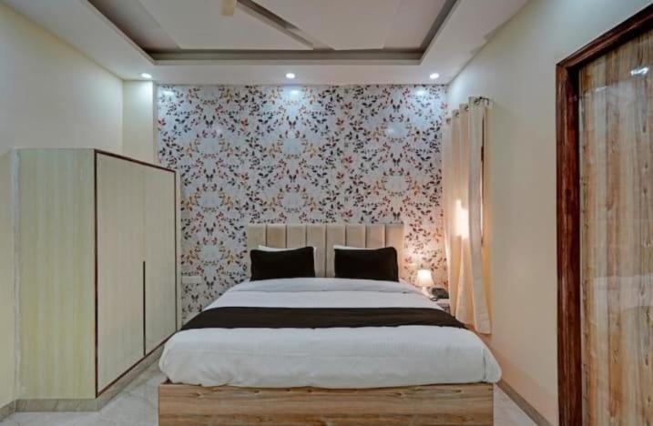 נוידה Shourya Hotel And Banquet מראה חיצוני תמונה