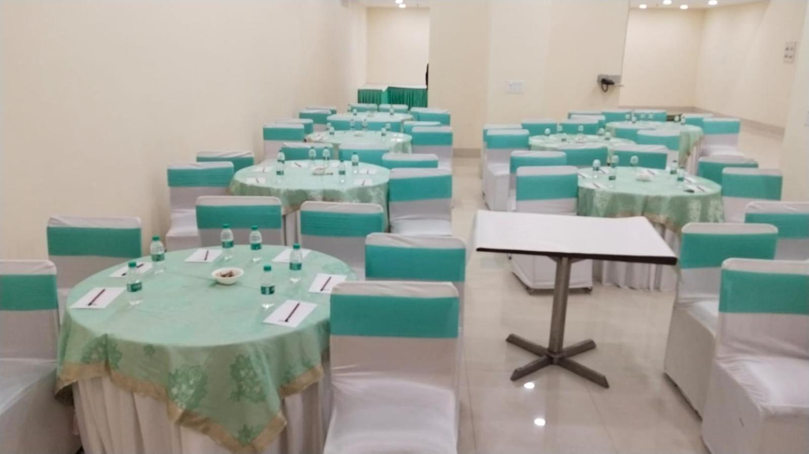 נוידה Shourya Hotel And Banquet מראה חיצוני תמונה