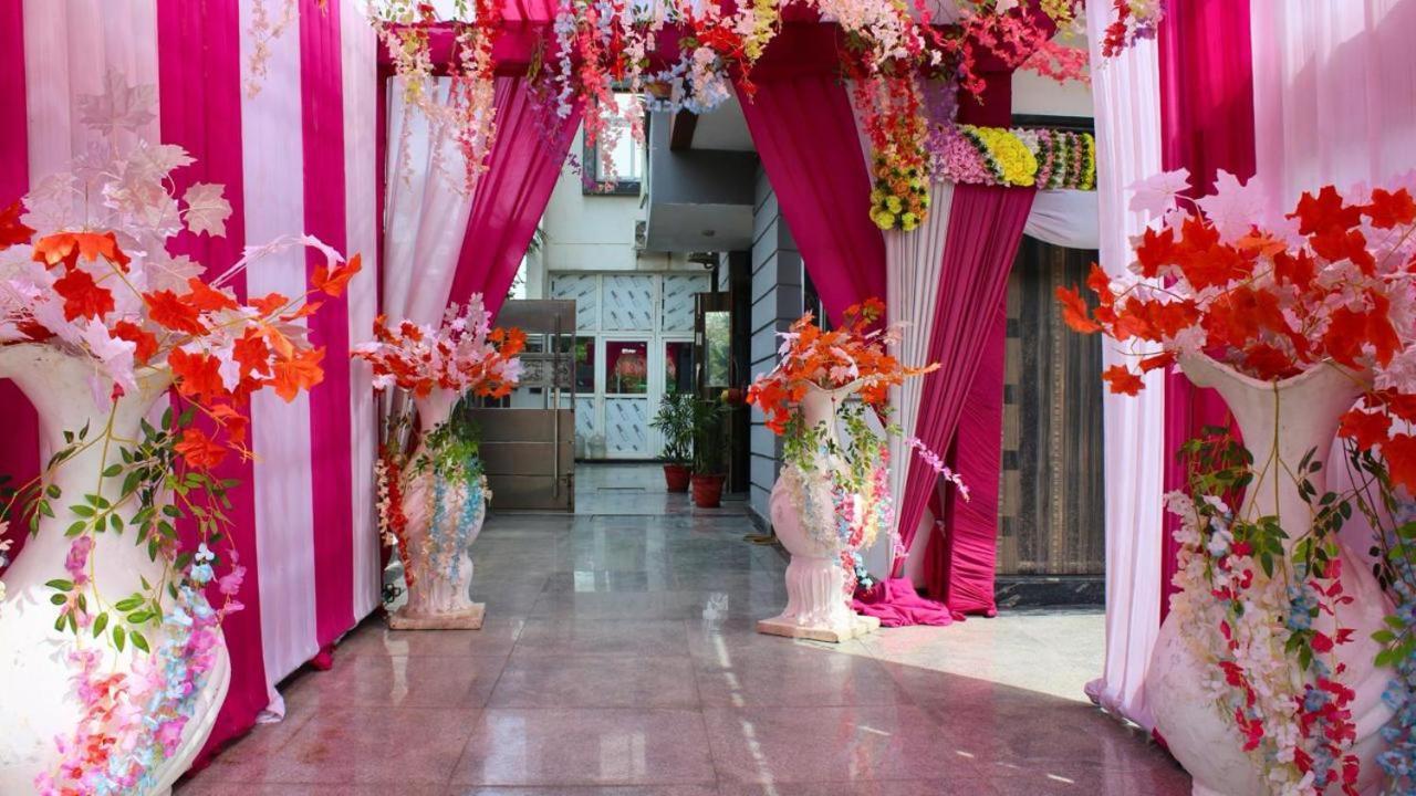 נוידה Shourya Hotel And Banquet מראה חיצוני תמונה