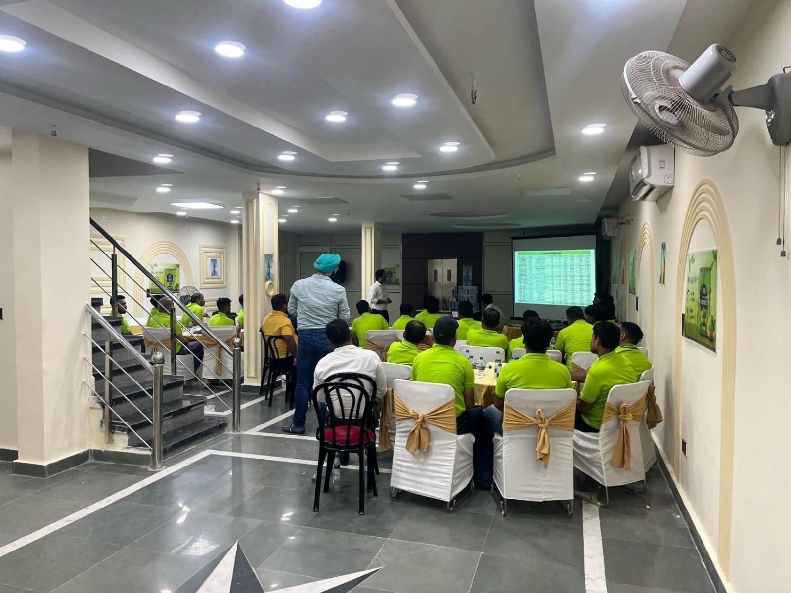 נוידה Shourya Hotel And Banquet מראה חיצוני תמונה