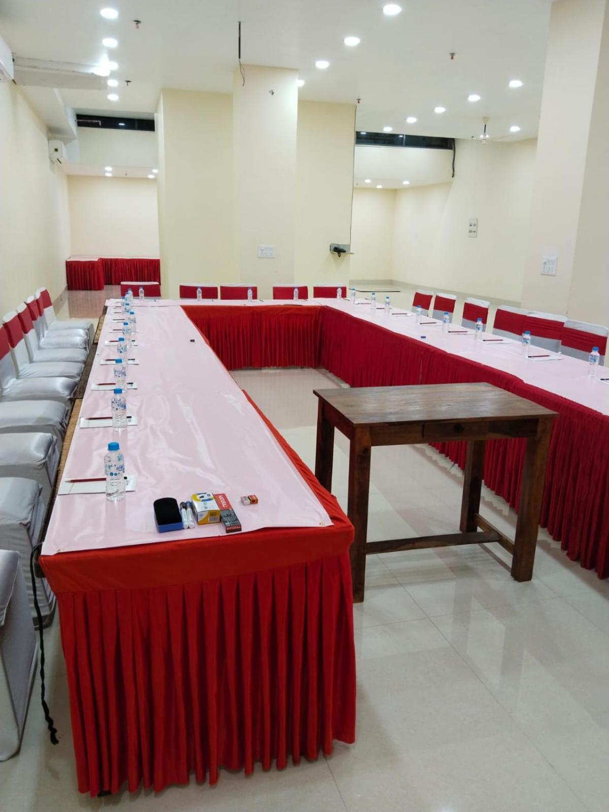 נוידה Shourya Hotel And Banquet מראה חיצוני תמונה